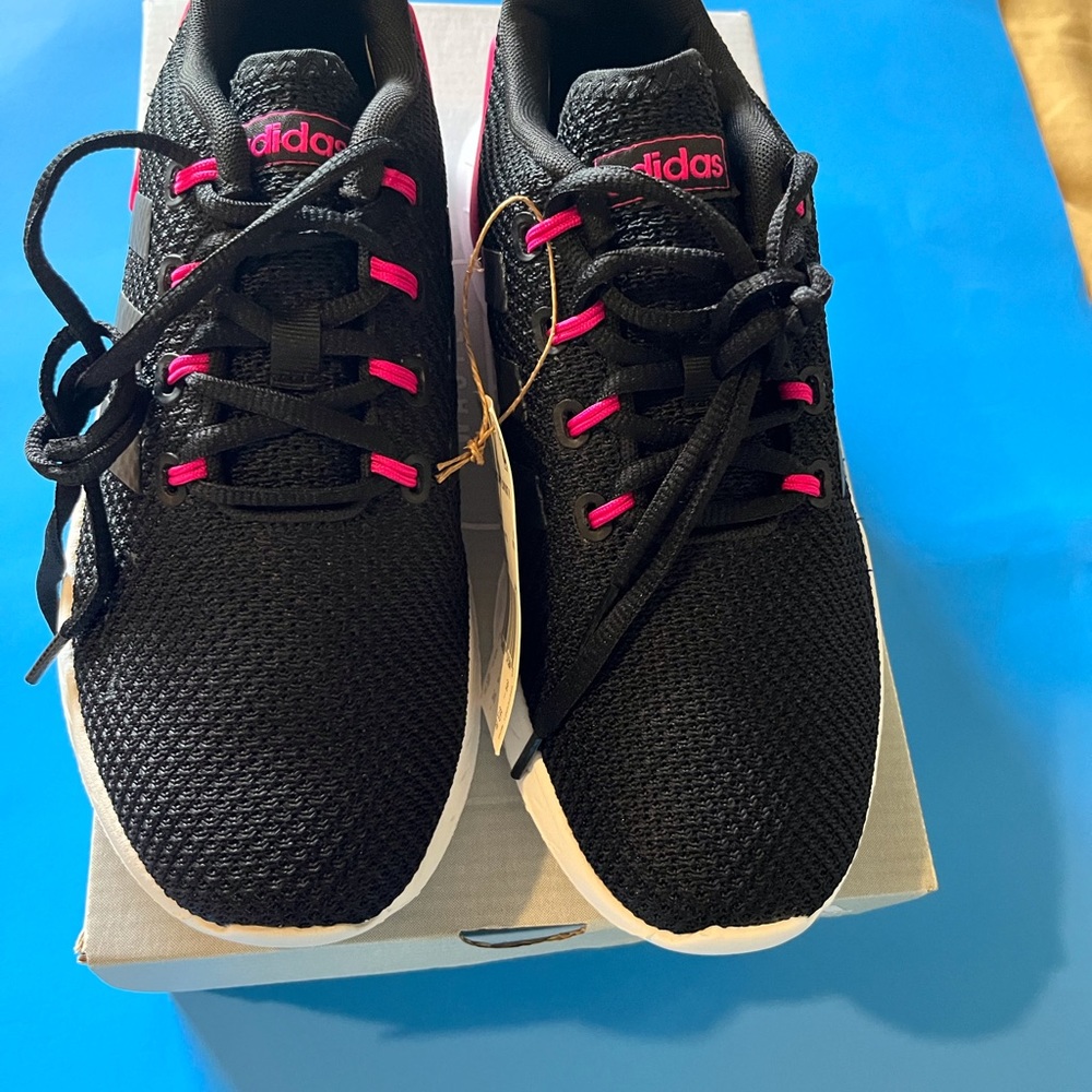 SELLING ADIDAS QUESTAR FLOW KIDS SNEAKER SIZE 5.5 COLOR BLACK And DARK PINK BNWT